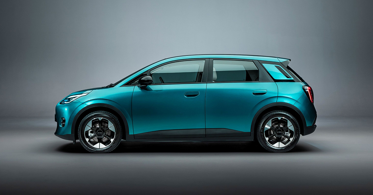Side angle of an electric Aion UT hatchback