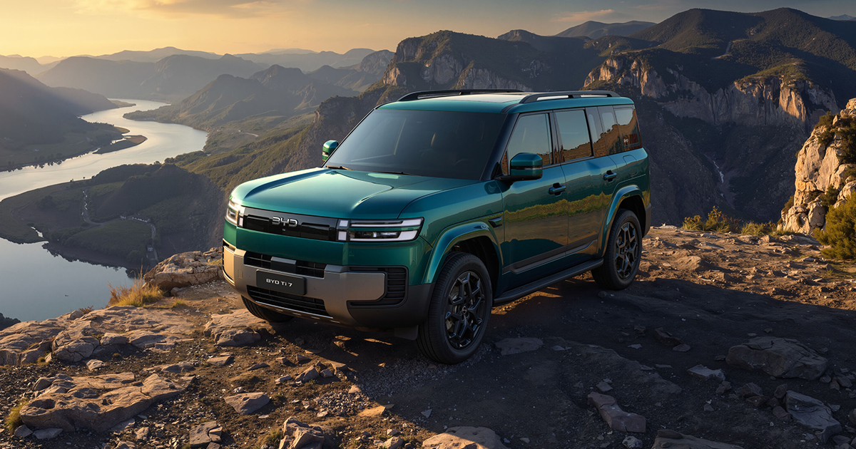 Emerald BYD Ti 7 on the edge of a cliff