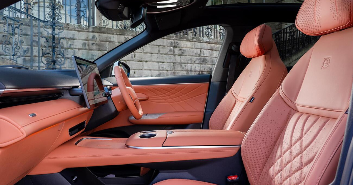 Front seats inside the UK Changan Deepal S07
