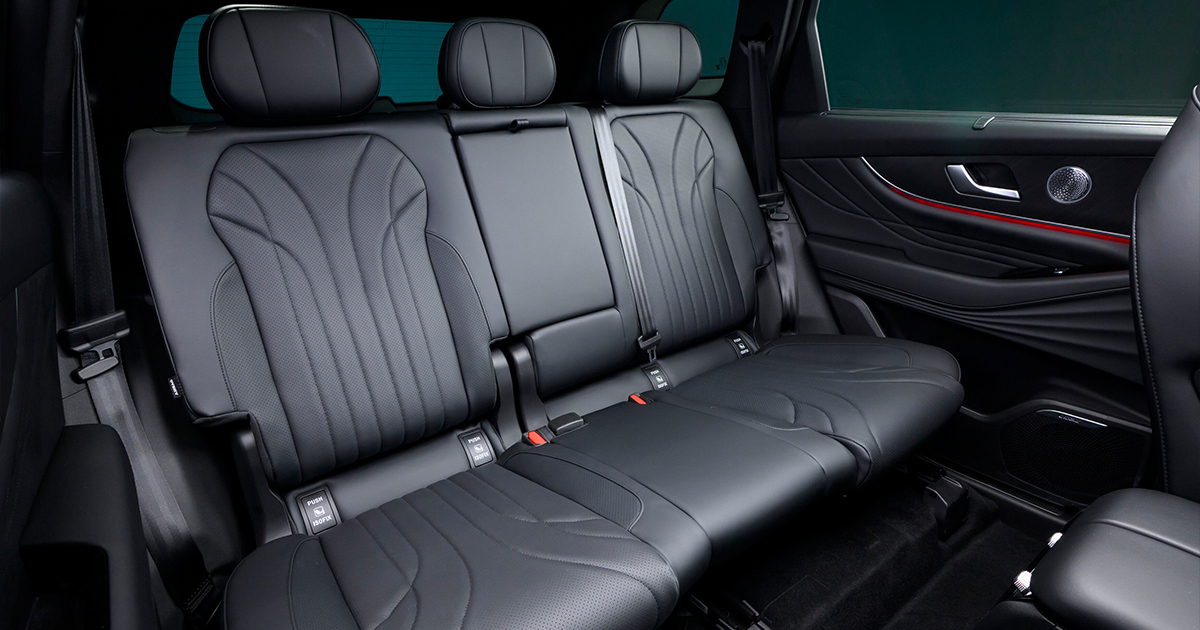 Rear seats in a black Chery Tiggo 9