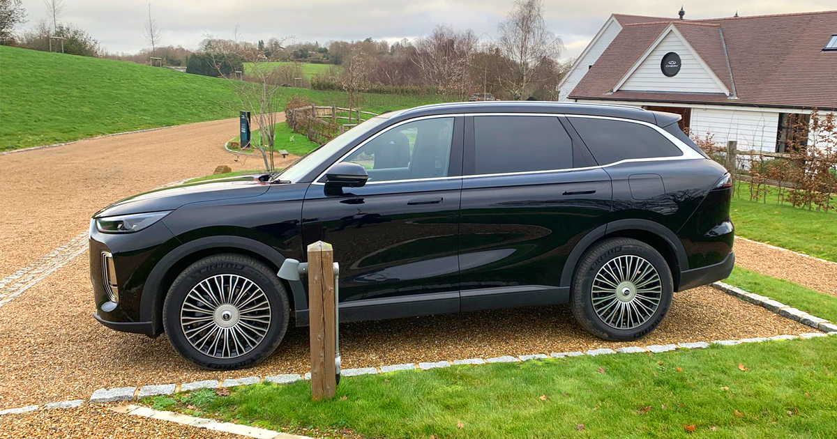 Side angle of a black Chery Tiggo 9