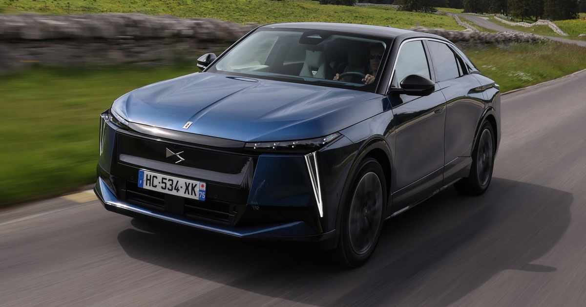 Dark blue DS No8 driving