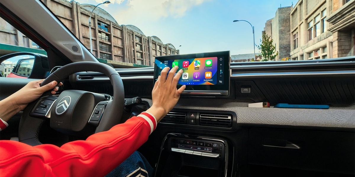 Interior view of a person using the infotainment system of a Citroen e-C3