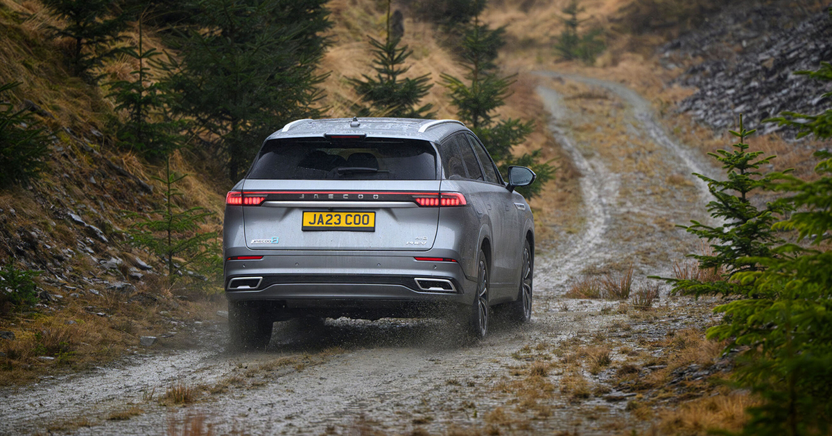 Rear angle of a Jaecoo 8 driving through mud