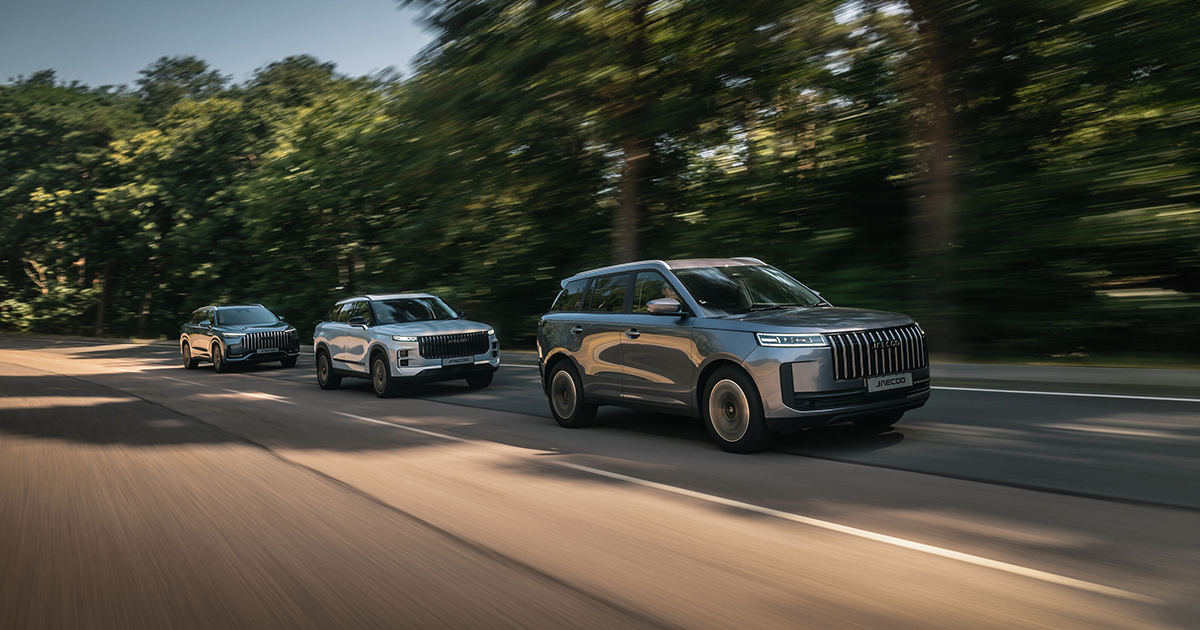 Three Jaecoo cars driving in a line