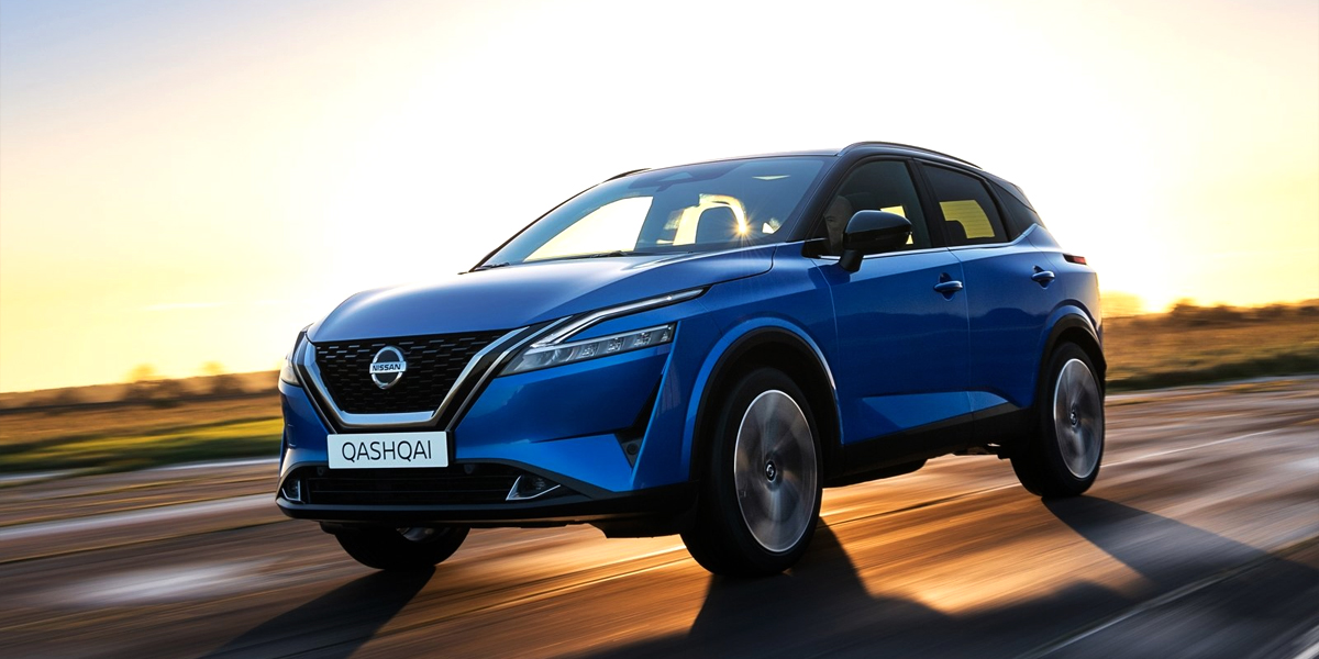 Front view of a Nissan Qashqai driving at speed