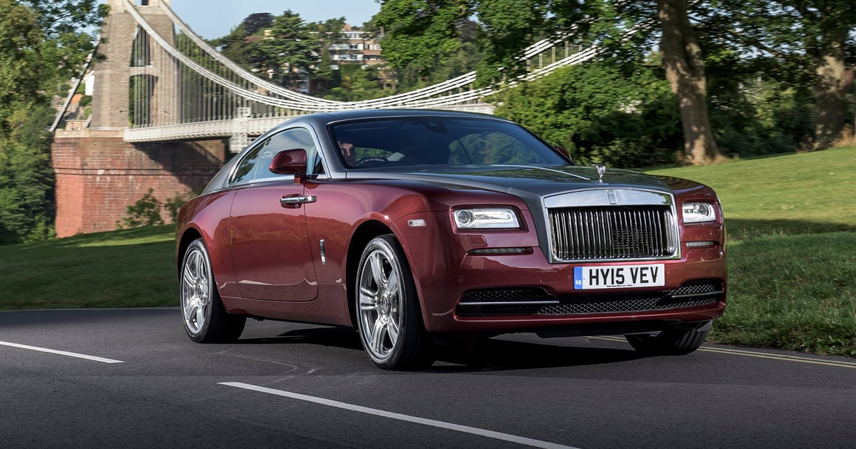 Photo of a Rolls-Royce Wraith driving away from a bridge