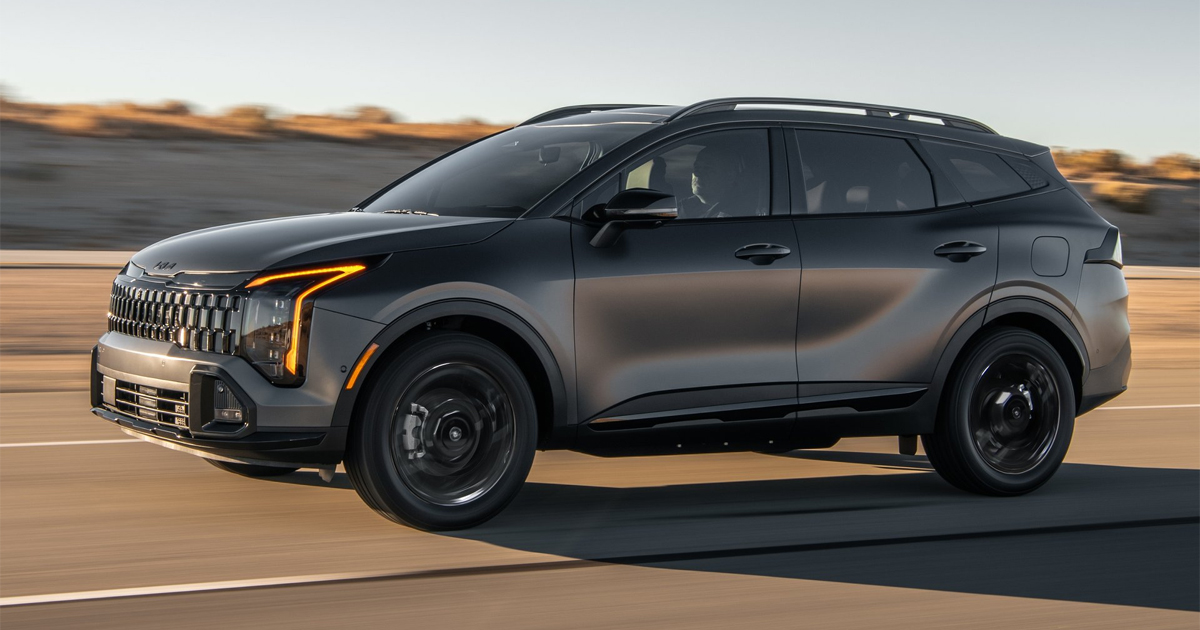 Side angle of a Kia Sportage driving