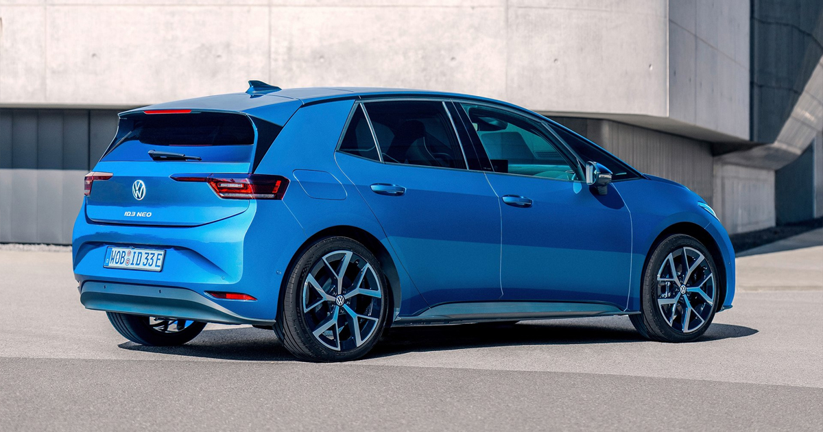 Rear angle of a blue Volkswagen ID.3 Neo parked