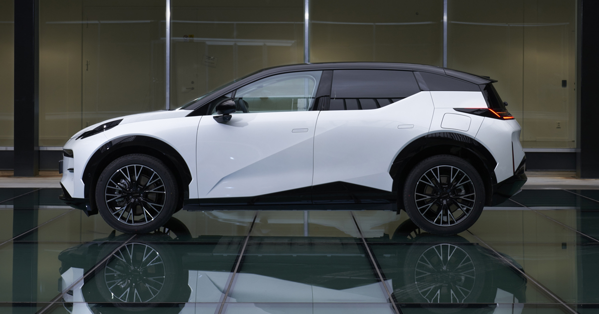 Side angle of a white Zeekr