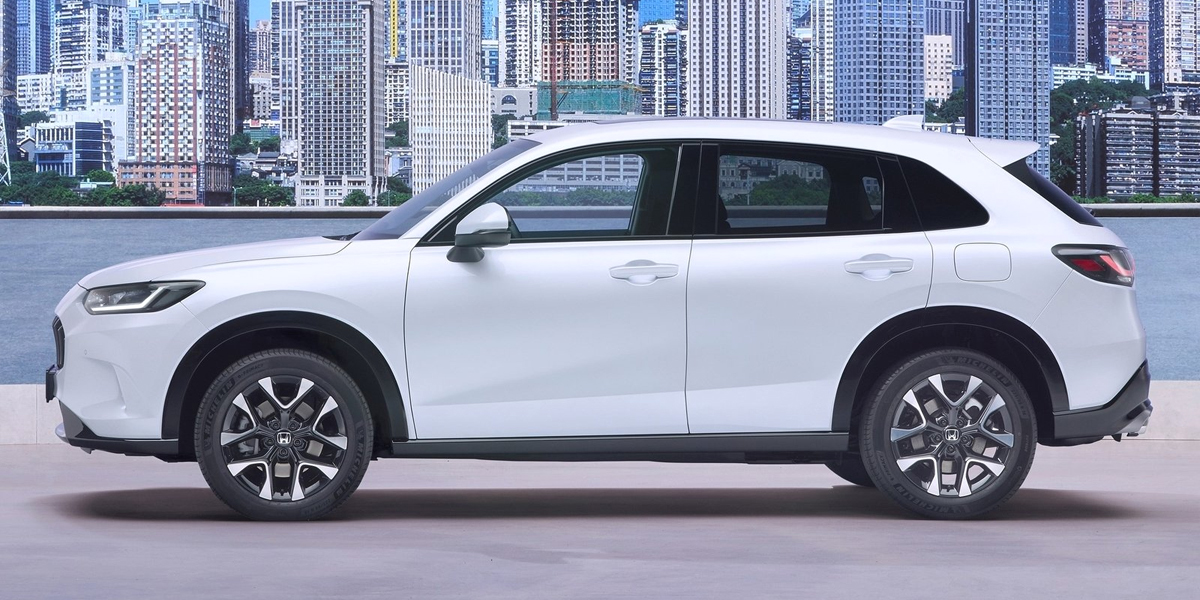 Side view of a Honda ZR-V in front of a cityscape